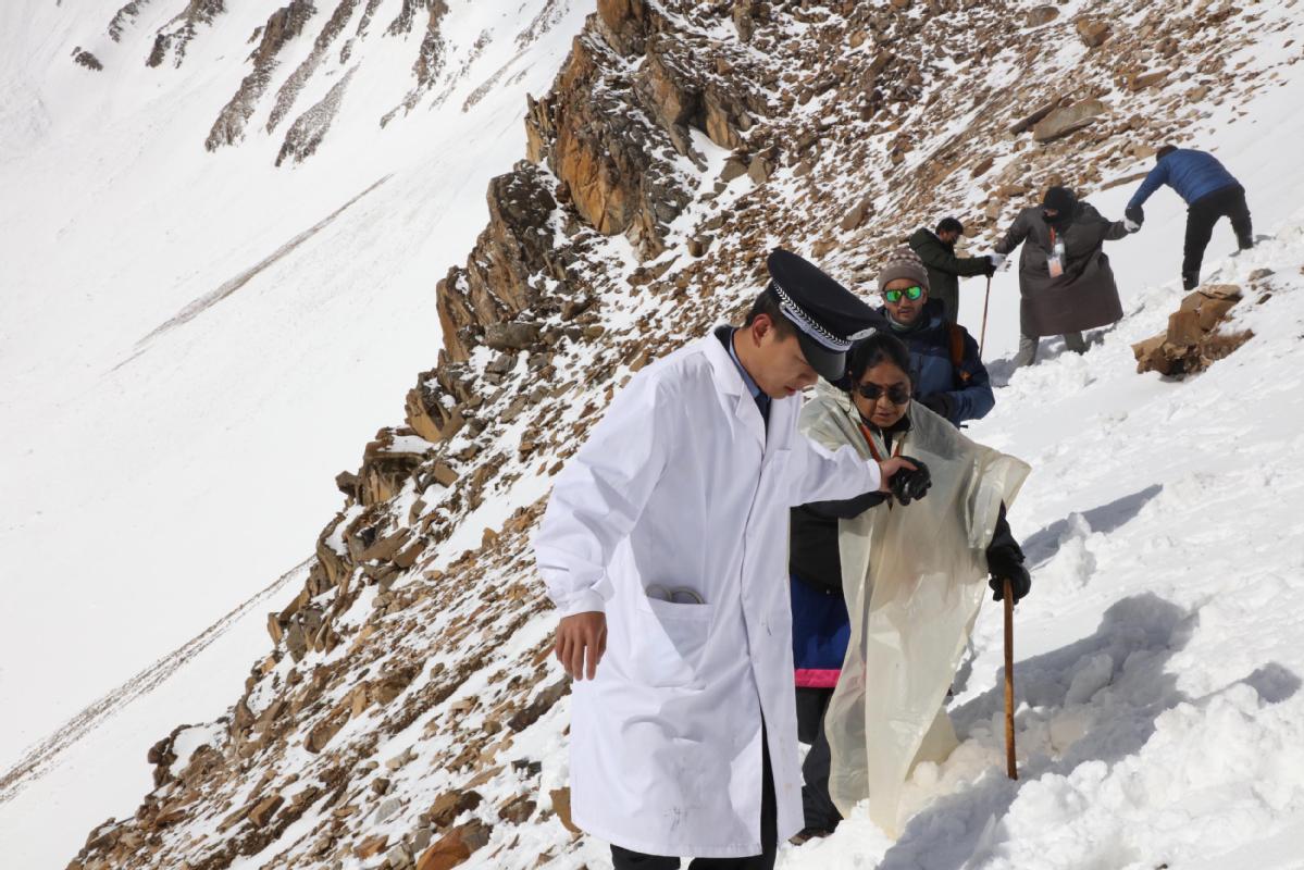 Indian Pilgrim Groups Arrive in Tibet