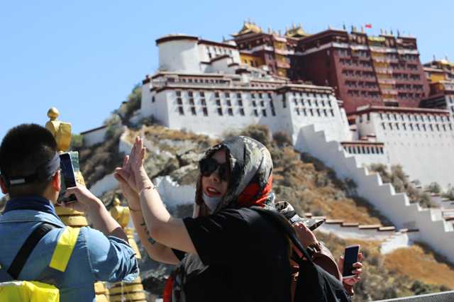  Tibet receives more tourists during Mid-Autumn Festival holiday