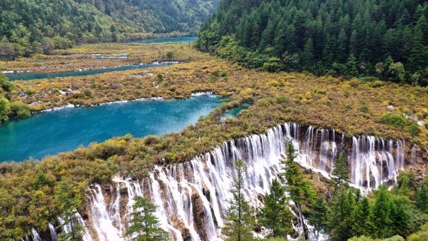  Famed Chinese scenic spot Jiuzhaigou welcomes more daily visitors