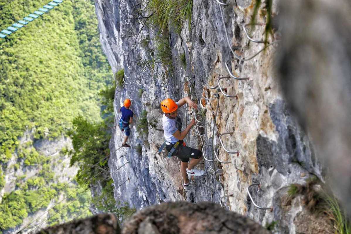 Climbing a 1,000-meter-high cliff in Chongqing