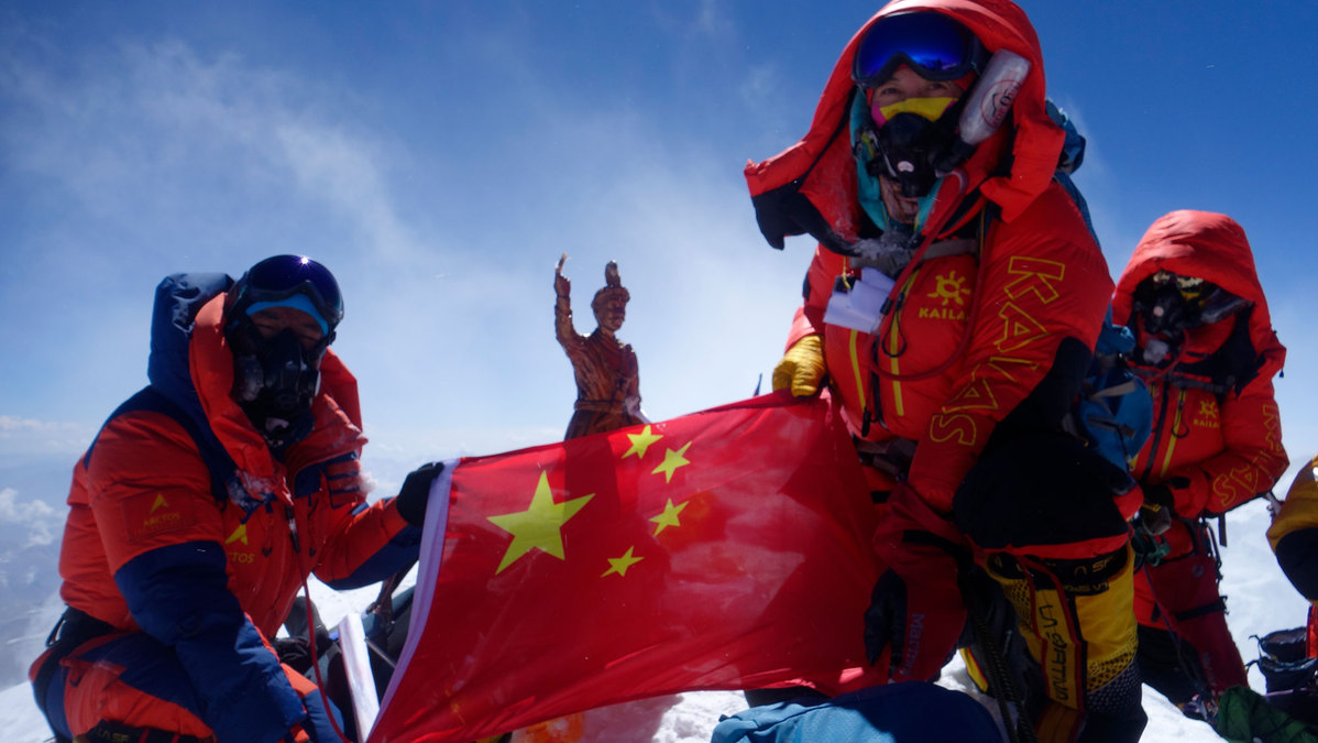 3 Chinese women conquer Mount Qomolangma