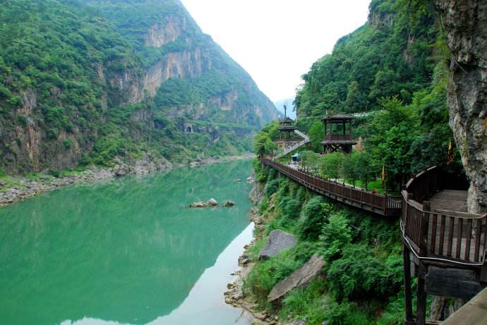 Sichuan touts its tourist attractions overseas