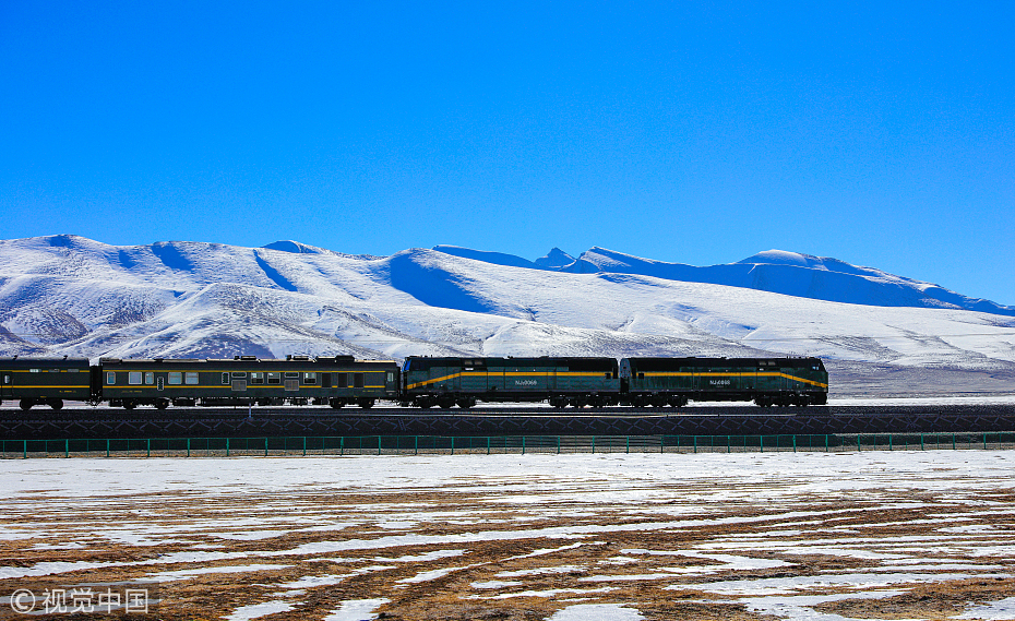 Qinghai-Tibet railway welcomes first group of female drivers