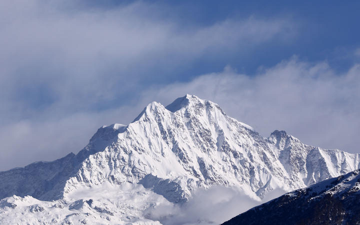 Nanda Devi: Search for climbers missing in Himalayas