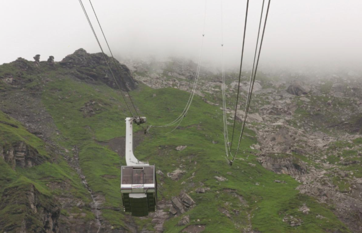 400 flown from James Bond mountain after Swiss cable car breaks down