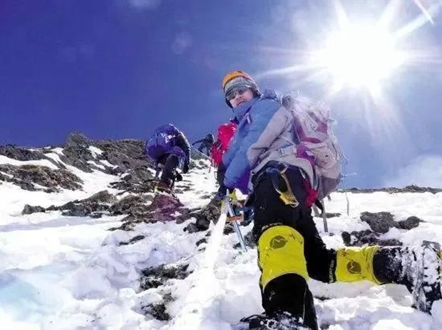 【趣味科普】登珠峰竟然不能过夜！！在尼泊尔攀登和在中国攀登有什么差别