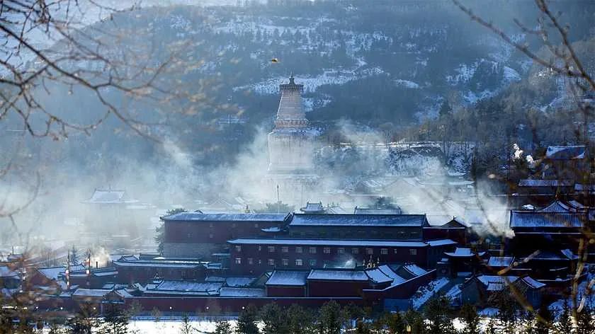 在山岳之巅，共迎2025新年曙光