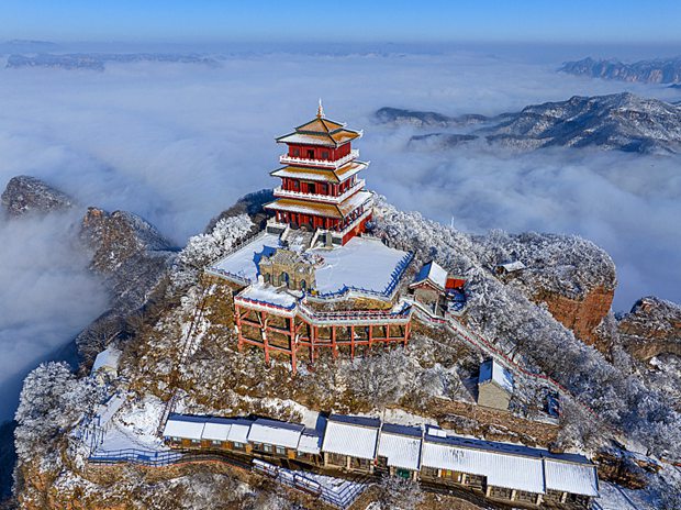 Wintry scenes stun visitors to Wangwu Mountain
