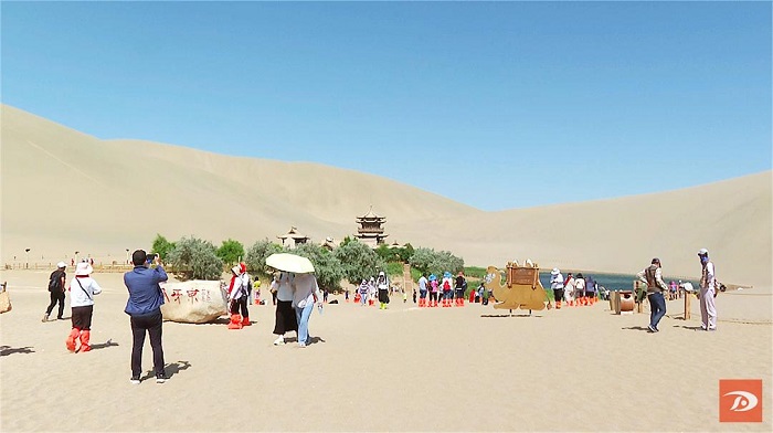 Dunhuang City Mingsha Mountain Crescent Spring scenic area ushered in the tourist season
