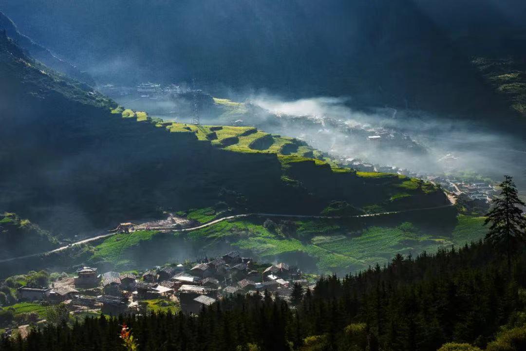 French tourists fall for China as they drive home its beauty