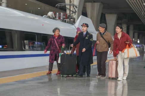 戴斌 | 银发经济新活力：从 “宅” 到 “诗与远方”