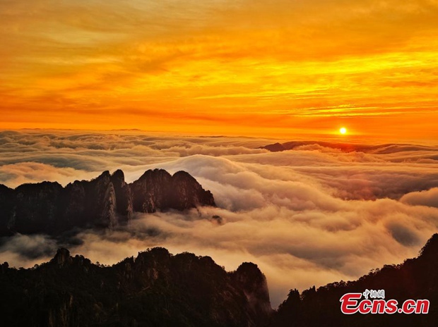 Clouds shrouded Mount Huangshan at sunset