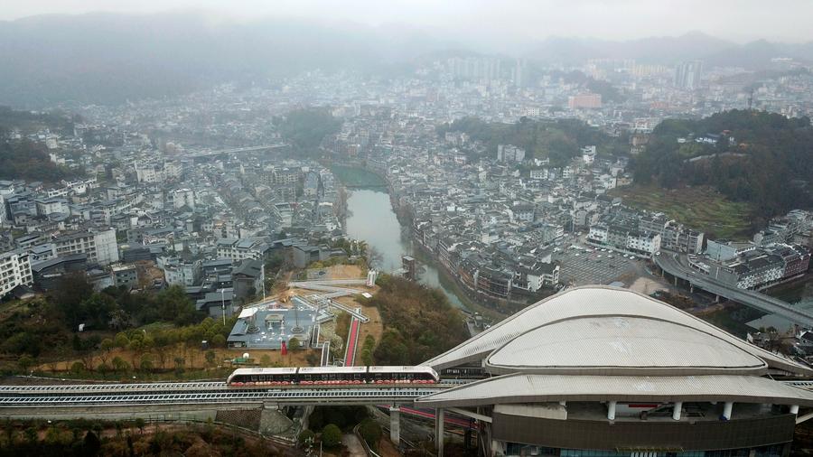 Maglev sightseeing express line boosts tourism in Fenghuang ancient town