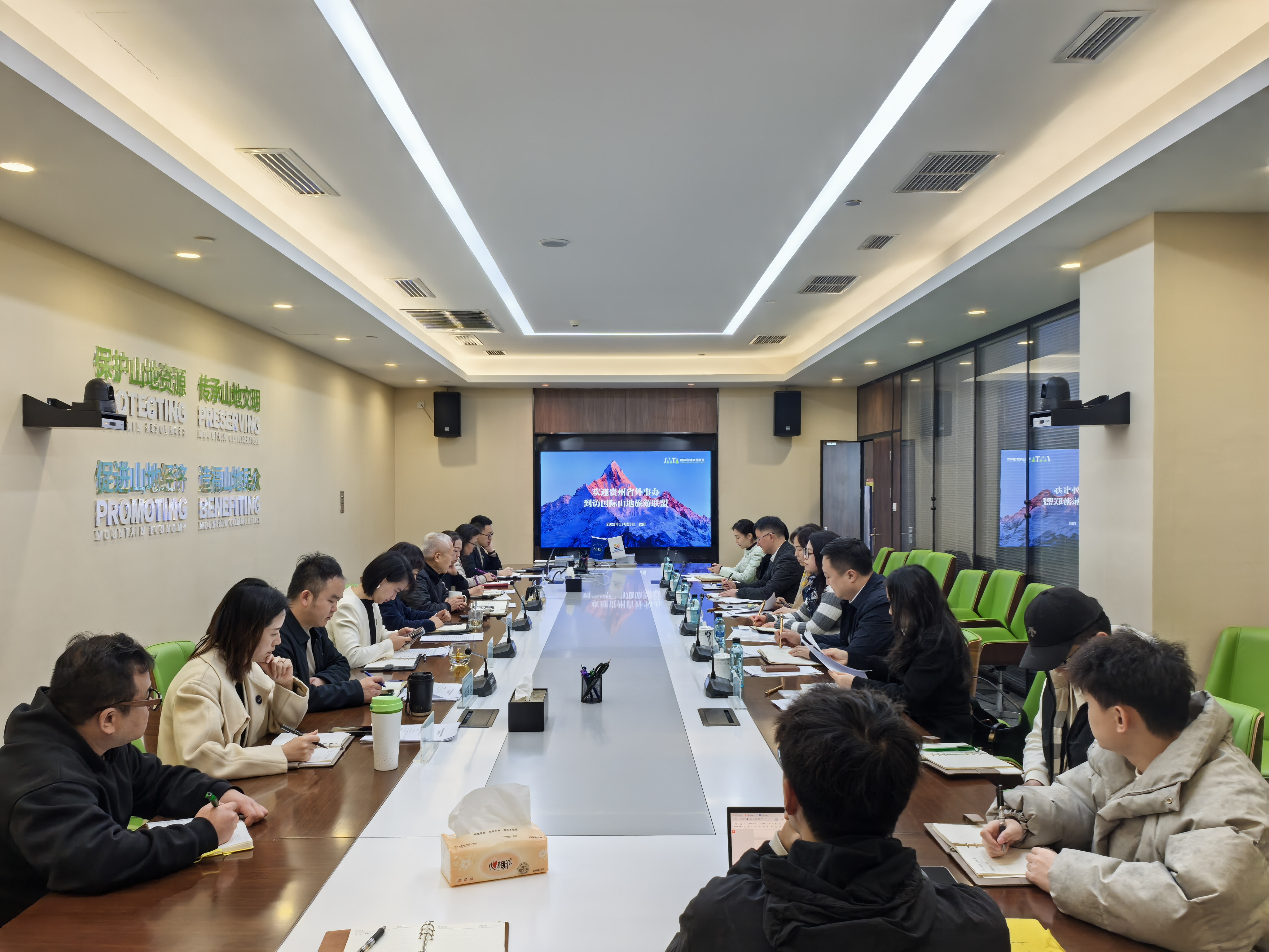 贵州省外事办公室党组书记谢湘一行到访国际山地旅游联盟