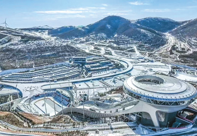 外国游客来华冰雪游升温：“走，到中国玩雪去！”（环球热点）