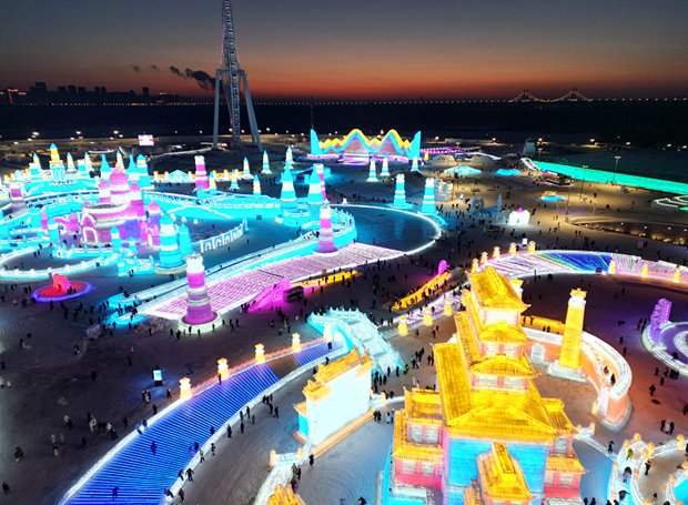 Harbin Ice and Snow World opens its doors to visitors