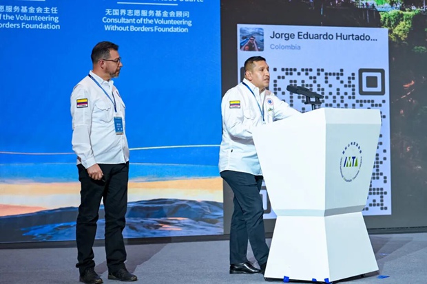 徒步火山巅・潜入圣湖底——纳里尼奥的独特生态探险