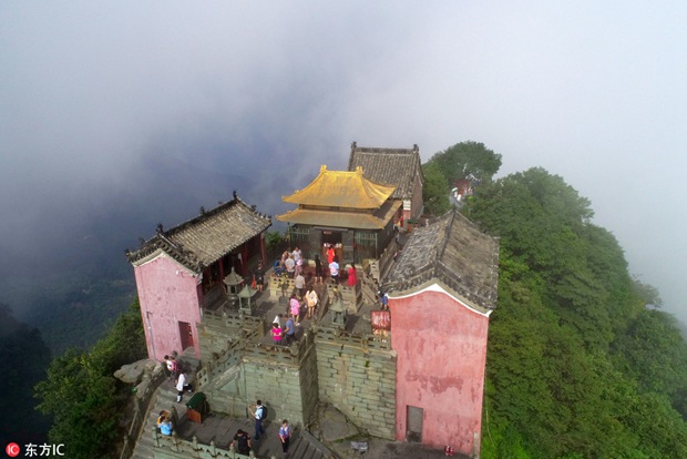 Scenery of cloud and mist blankets Wudang Mountain