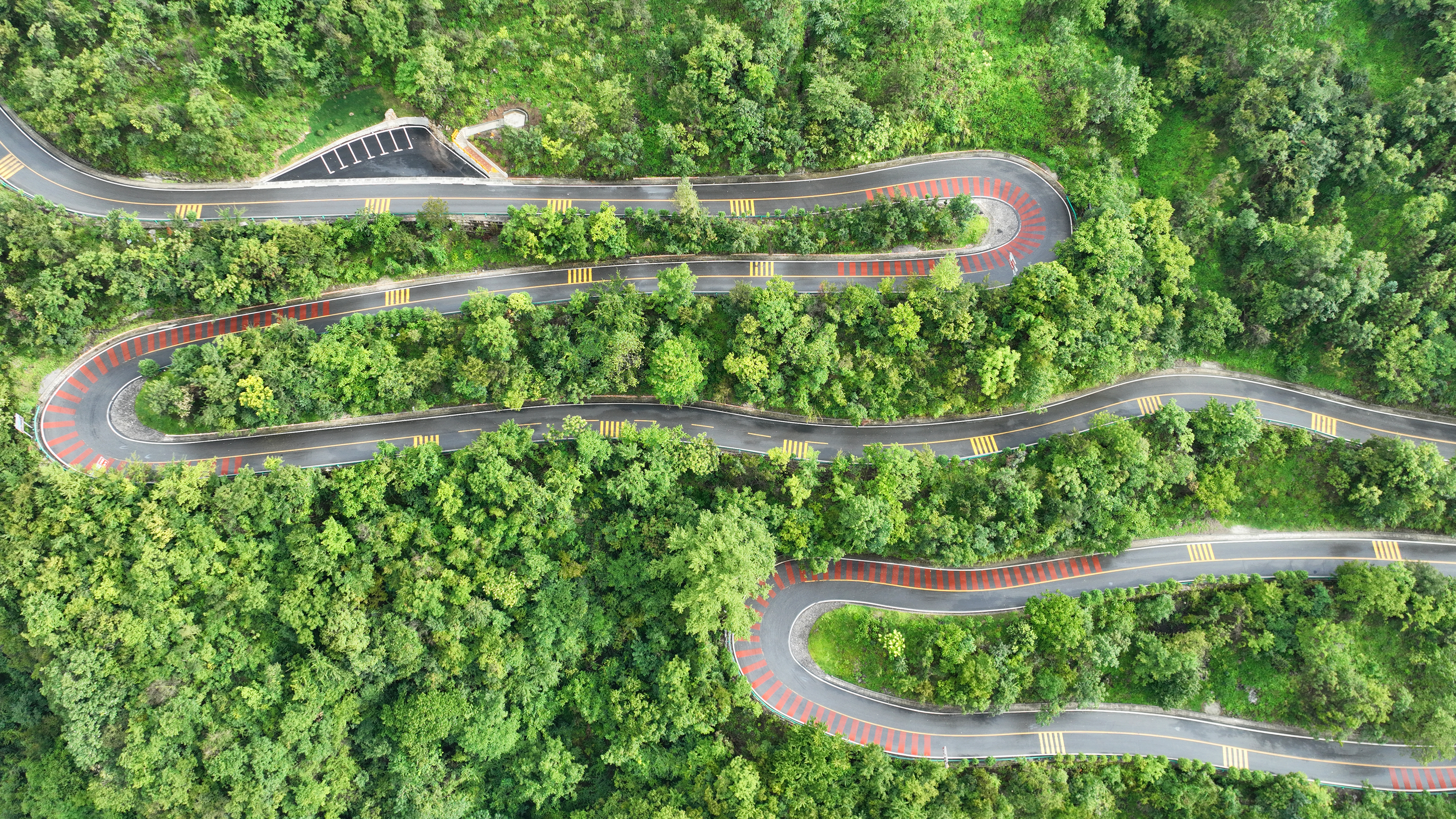 Winding road with hairpin bends in Hubei becomes top scenic spot