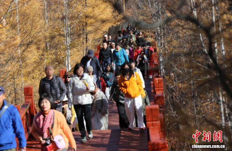 内蒙古阿尔山秋季旅游火爆 当地开启“宠客”模式