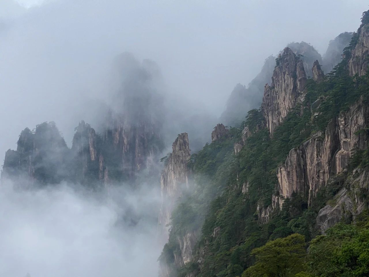 The sea of clouds meets you in Huangshan in autumn
