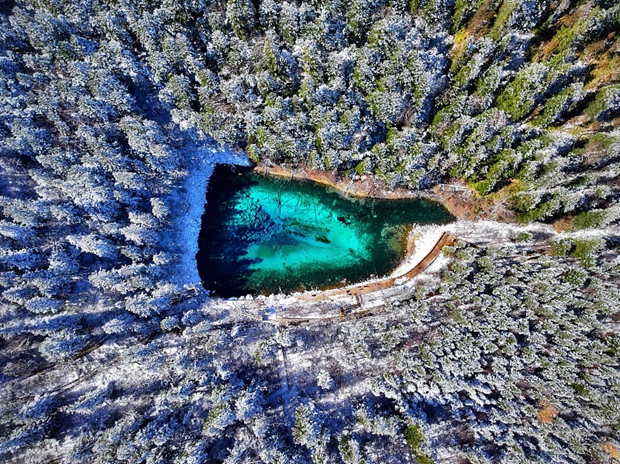 Jiuzhai Valley sparkles in first dusting of winter snow