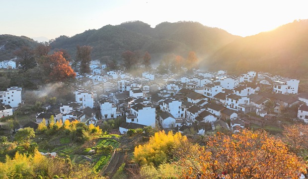 Picturesque village view attracts visitors in east China