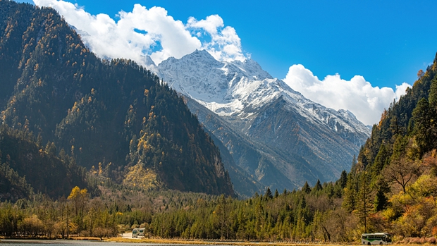 Nature adds autumnal hue to Bipeng Valley